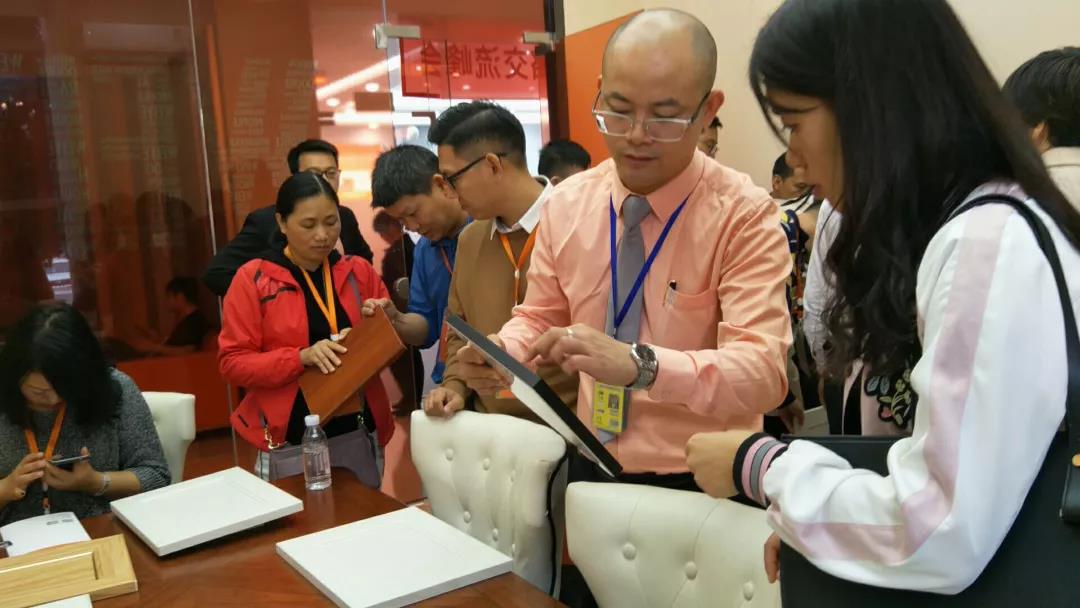 伟业铝家具 | 2018广东伟业集团第26届战术合作财富峰会隆沉进行