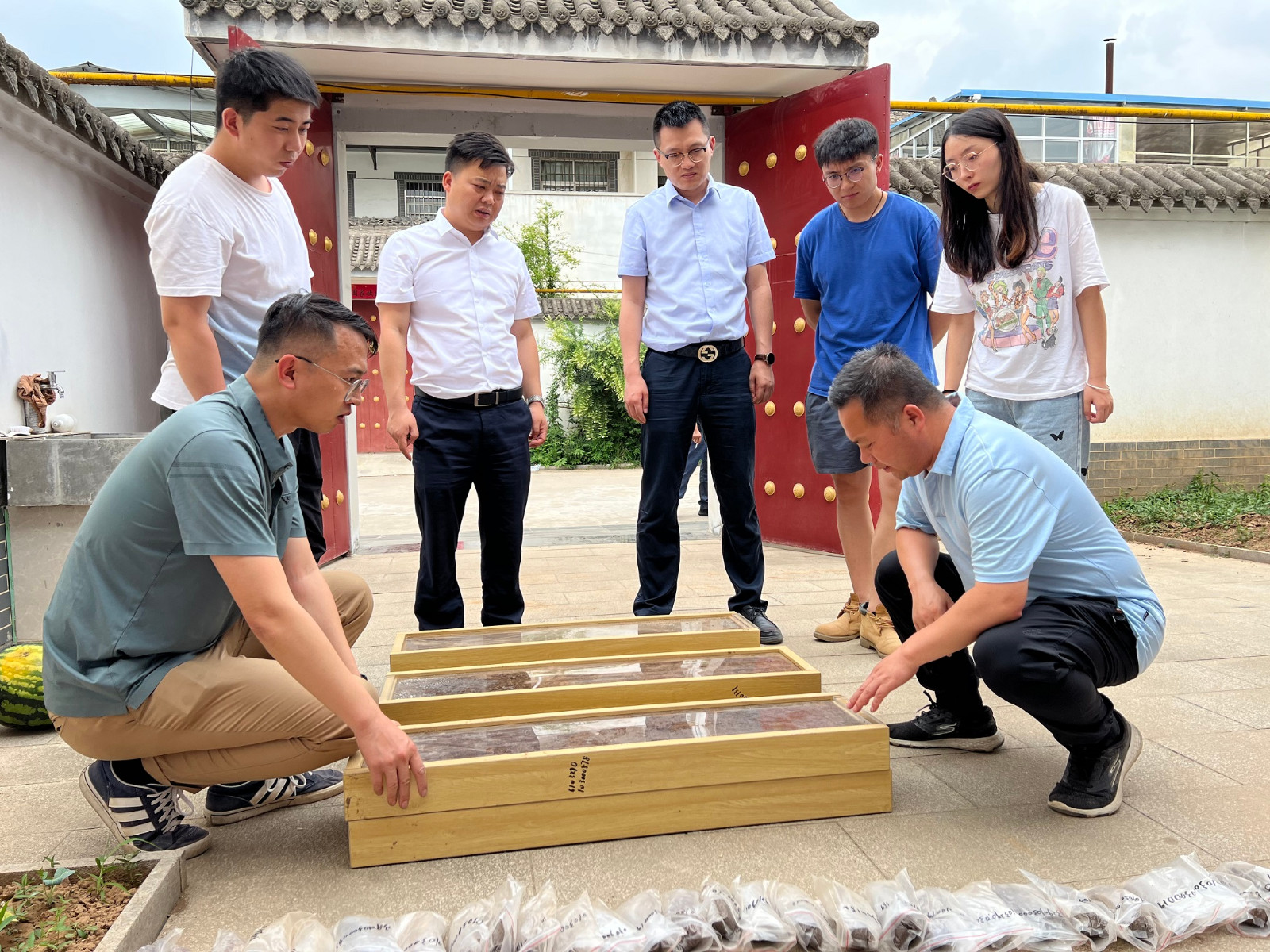 集团向导赴地建关天公司宝鸡区域土壤采样现场慰问一线职工 -  尊龙凯时