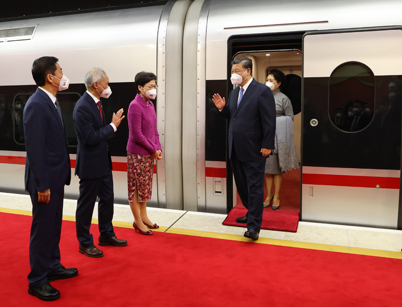 习近平抵达香港出席庆祝香港回归祖国25周年大会暨香港特殊行政区第六届政府就职仪式并视察香港 -  尊龙凯时