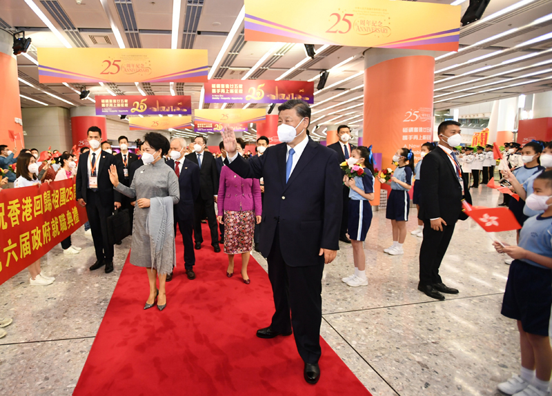 习近平抵达香港出席庆祝香港回归祖国25周年大会暨香港特殊行政区第六届政府就职仪式并视察香港 -  尊龙凯时