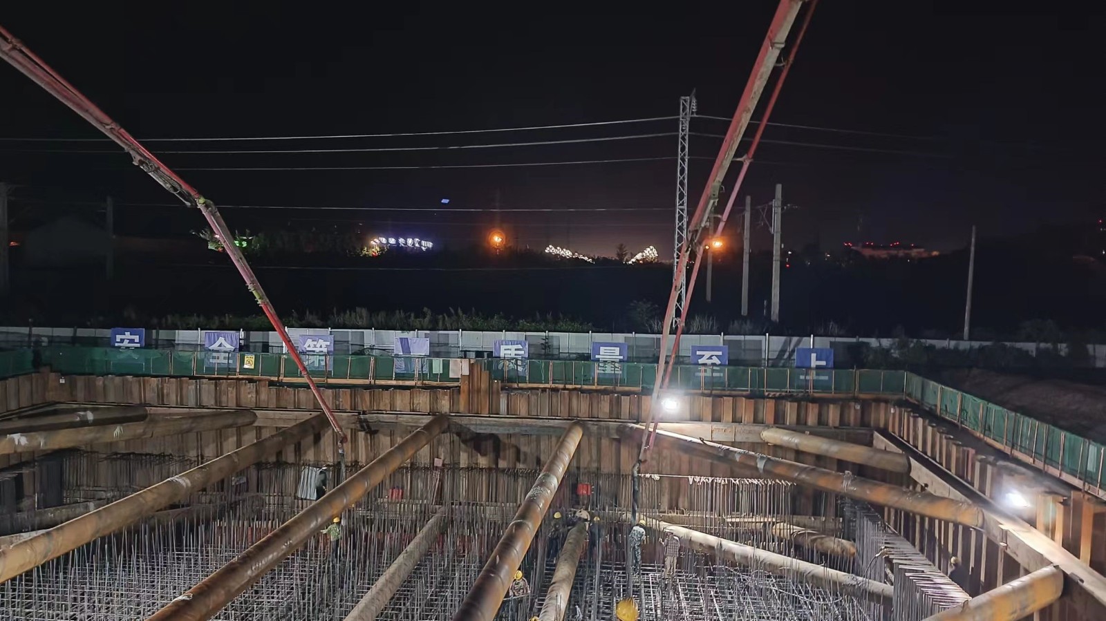 汉中分公司投资建设跨铁转体桥项目主墩承台浇筑顺遂完成 -  尊龙凯时