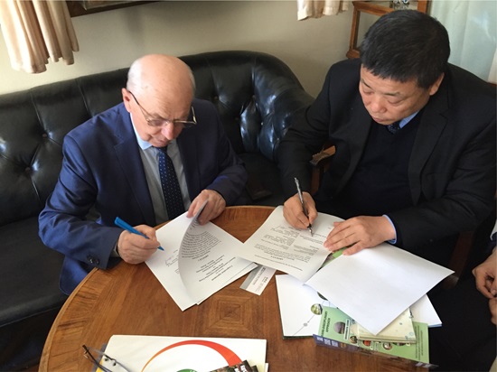 (10)集团党委书记、董事长韩霁昌与俄罗斯国立莫斯科大学土壤科学系系主任，，，，，，教授，，，，，，俄科学院通讯院士肖巴 谢尔盖 阿列克谢尔维奇签署相助协议.jpg
